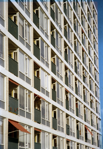 800629 Gezicht op de voorgevel van een flatgebouw in de wijk Overvecht te Utrecht.